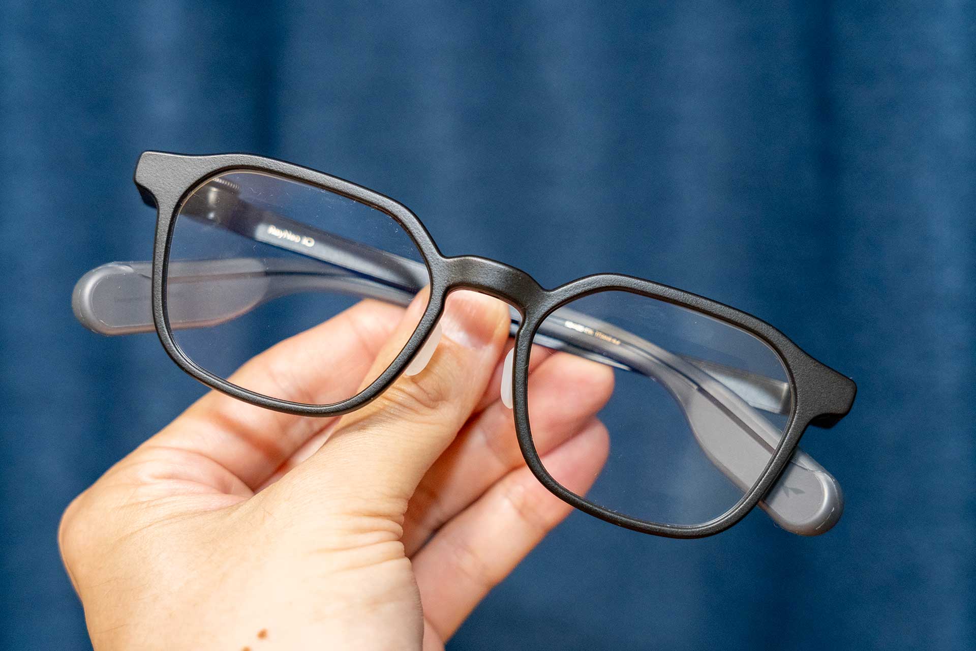 RayNeo iO hands-on: Everyday fit and a convenient charging case